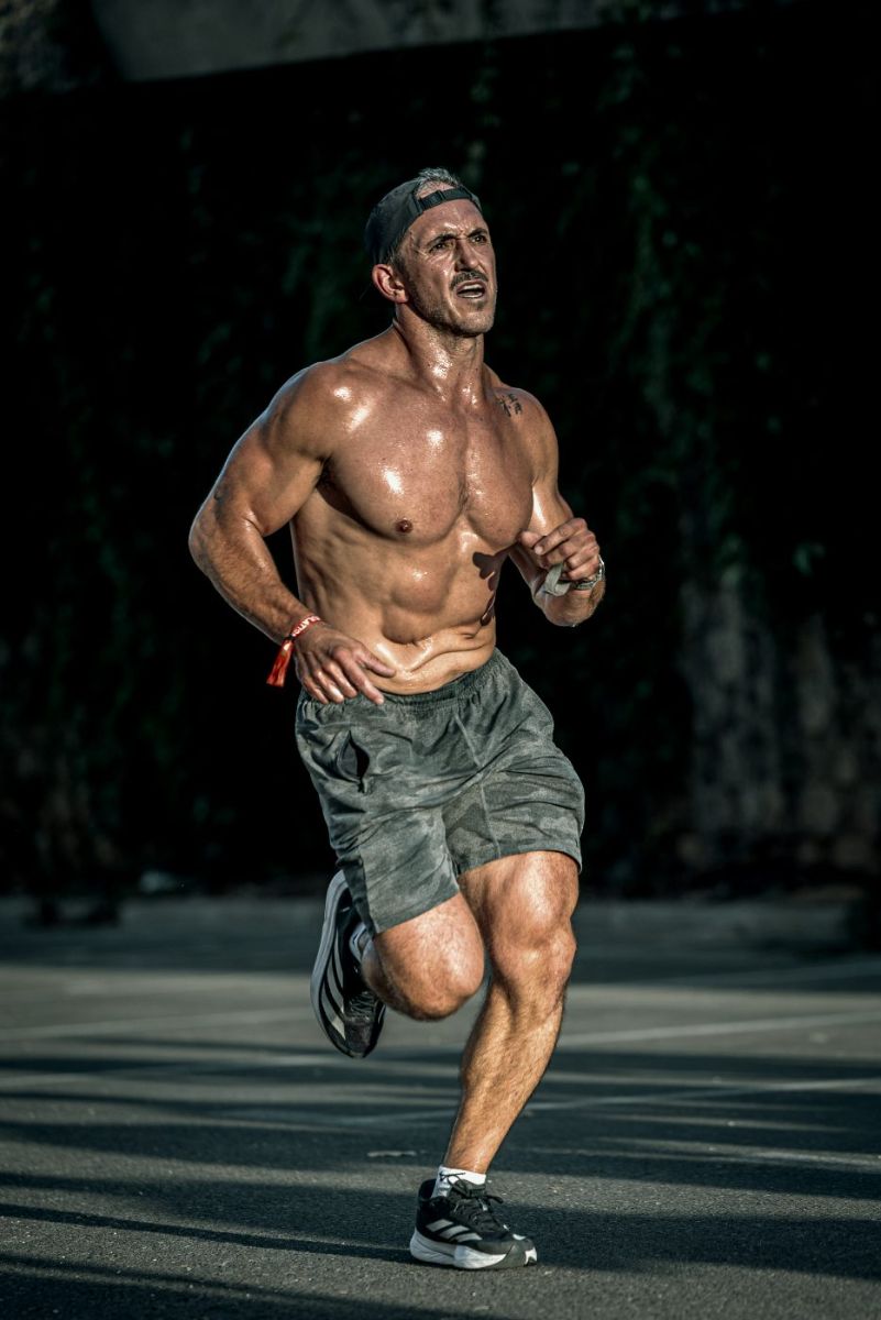 מתמודד רץ בשמש של אחר הצהריים במסלול PUSHPACE